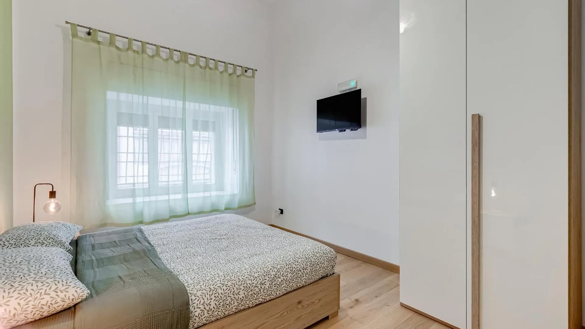 3-Bedroom Home Near Trastevere Station Rome Apartment