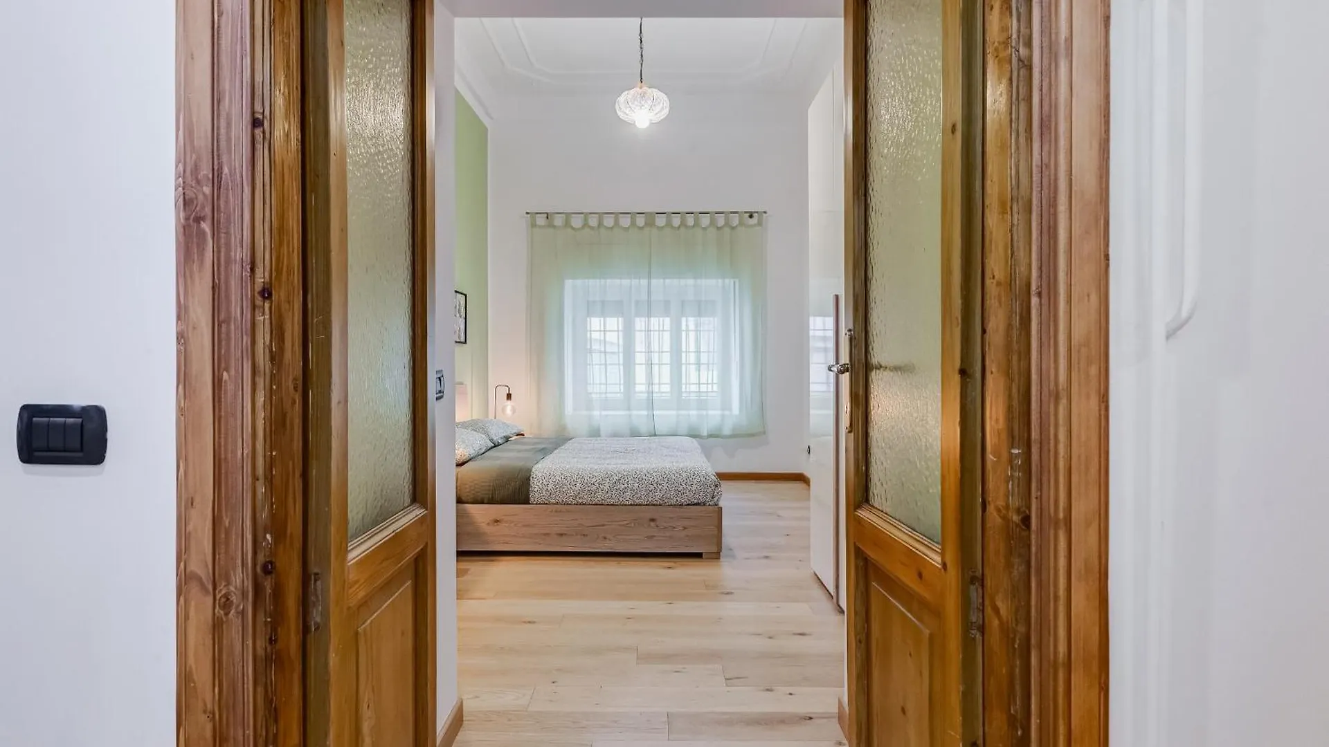 3-Bedroom Home Near Trastevere Station Rome Apartment