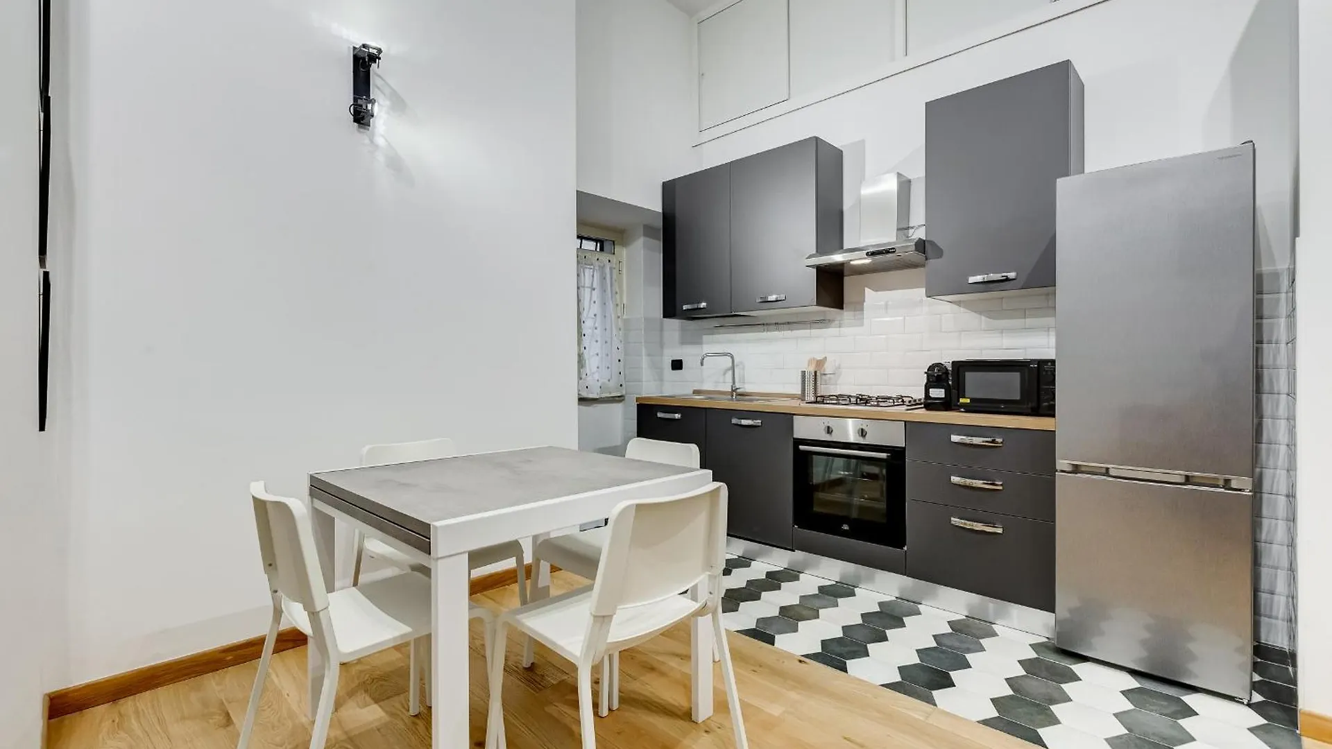 3-Bedroom Home Near Trastevere Station Rome Apartment
