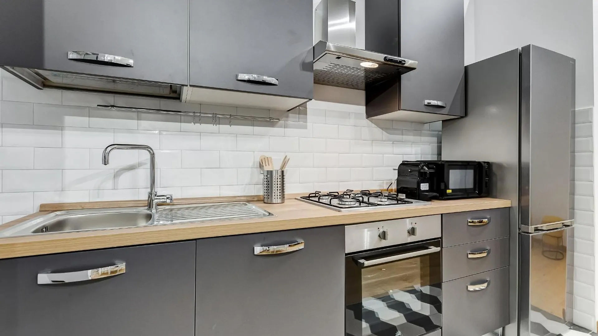 Apartment 3-Bedroom Home Near Trastevere Station Rome