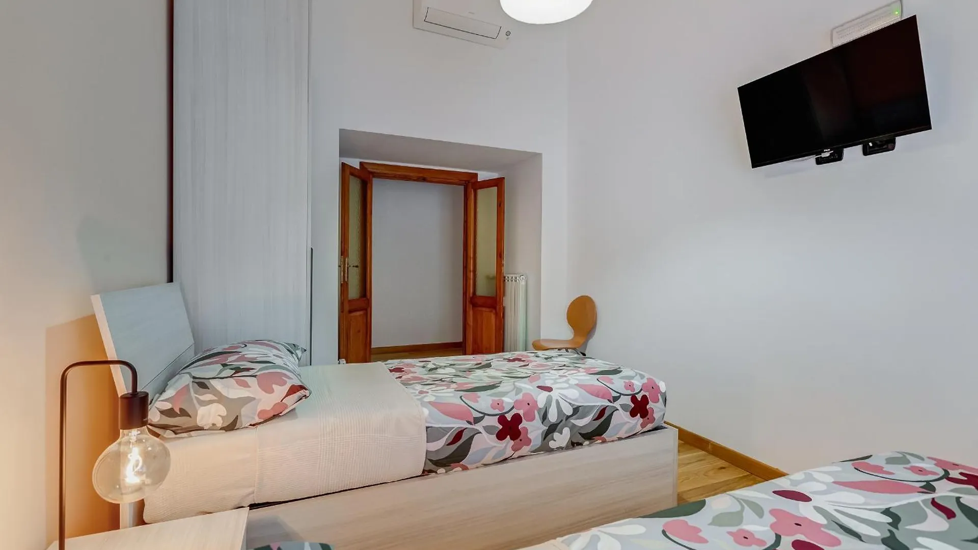 Apartment 3-Bedroom Home Near Trastevere Station Rome