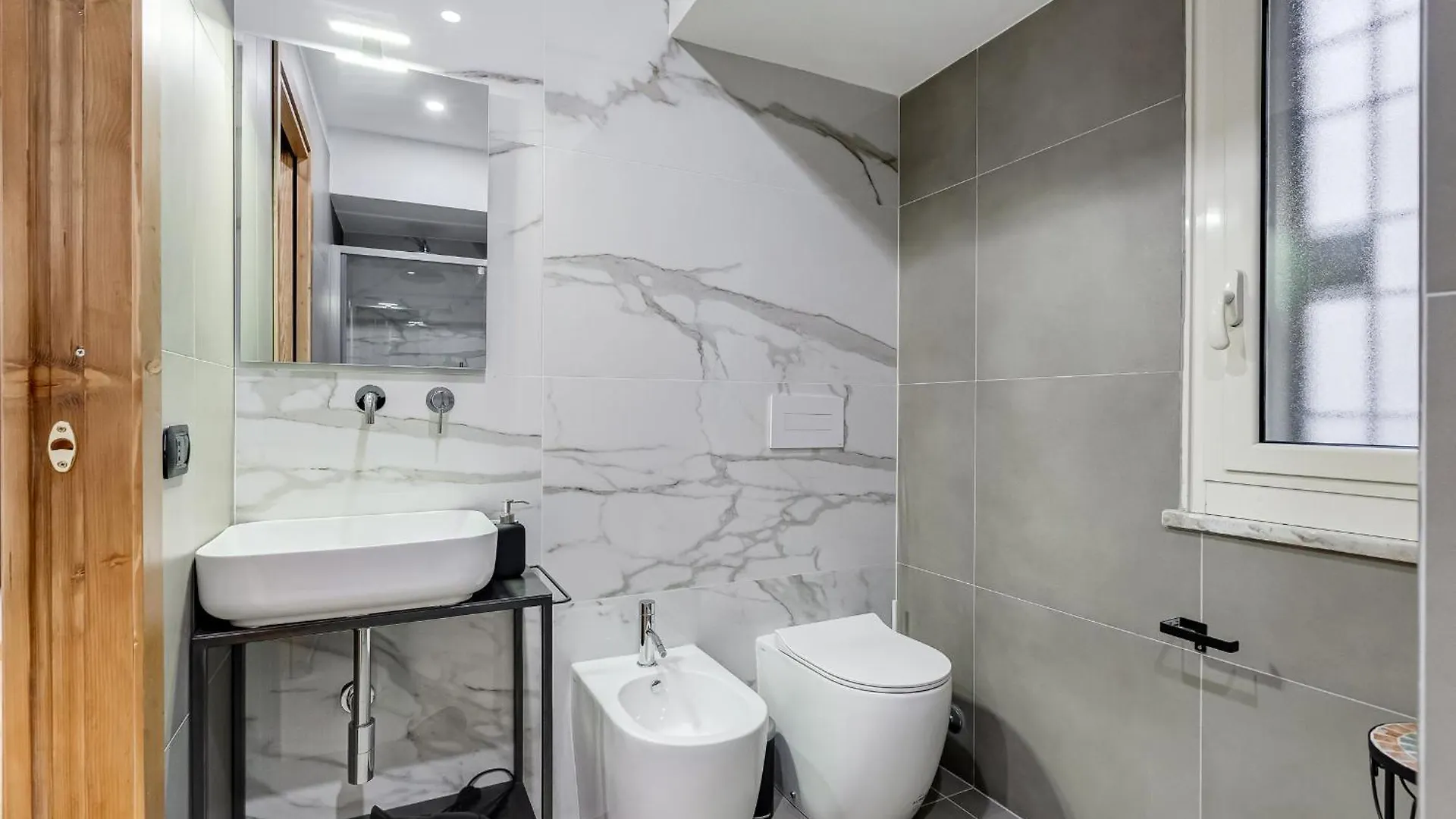 3-Bedroom Home Near Trastevere Station Rome Apartment